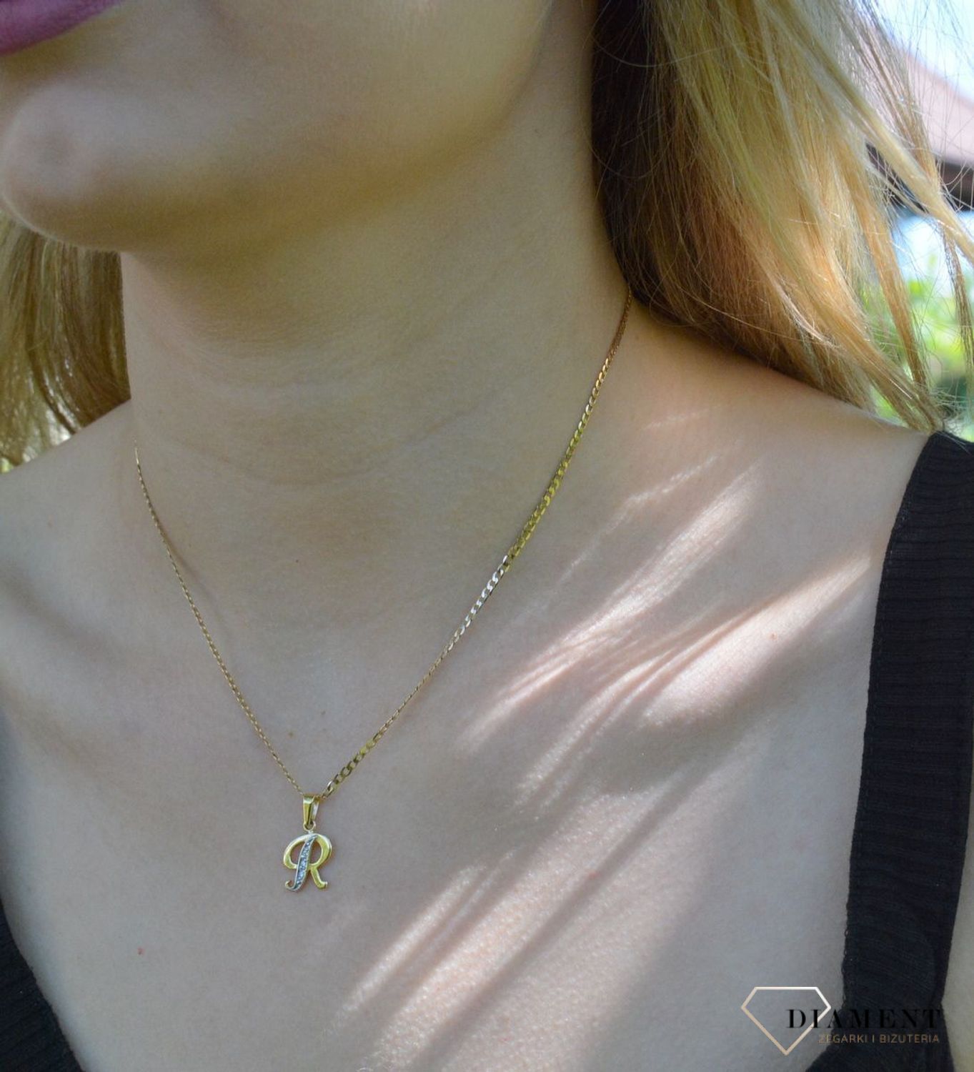 Złota zawieszka 585 literka R ozdobiona cyrkonią Z-98 R Literka. Personalizowana zawieszka to doskonały pomysł na prezent dla każdej kobiety. Zawieszka z literą ze złota. Prezent na komunię dla dziewczynki..jpg